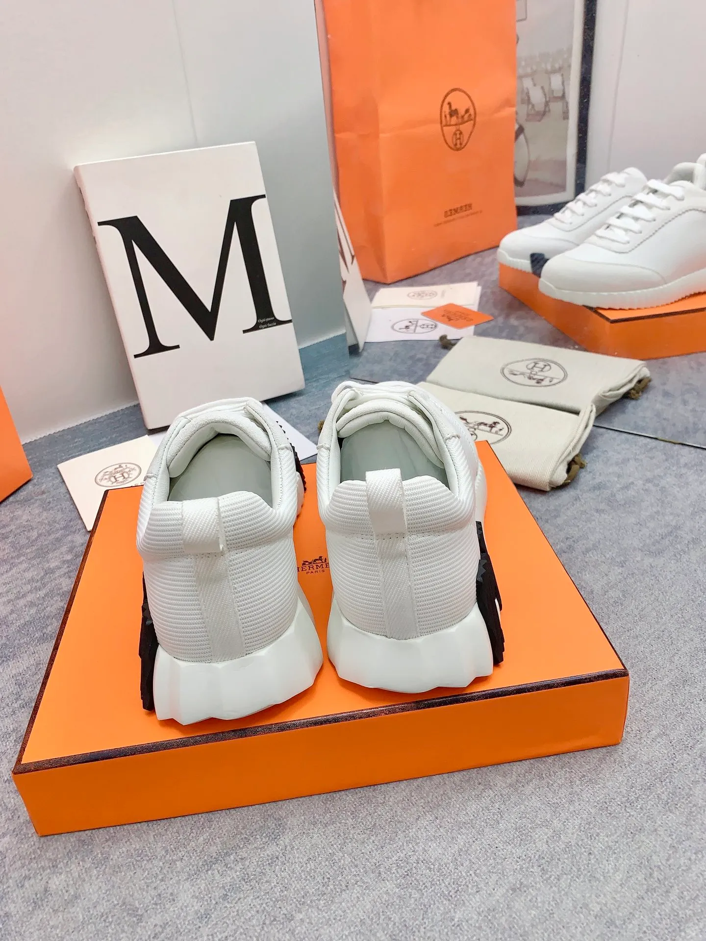 👟👟Ex-factory price 640👟👟 [Hermes] New Bouncing Couple 👫Sneakers. The most comfortable shoes from Hermès, no one else⃣️. They are very light on the feet and very beautiful. You will not feel tired when you go shopping and running around. 👍 The overall suede leather feels very good, very beautiful and very versatile. It is very light, comfortable and extremely light, suitable for both sports and leisure. It feels great to step on! 30+ men's and women's color combinations. You can choose, there will always be what you want~ ✅Fabric: Imported high mercerized sheep + original rain velvet ✅Inner: Imported silk sheepskin for lining insole ✅Outsole: Seamless combination of IP+TPU (multi-color letters) German technology irradiation machine ✅Code number: 35-41 for women and 38-46 for men (41 for women, 45.46 for men, customized and non-returnable)